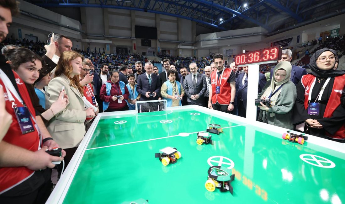 Kocaeli Büyükşehir Belediye Başkanı Tahir Büyükakın, KODELİG’26 Ulusal Robot Yarışması’nın