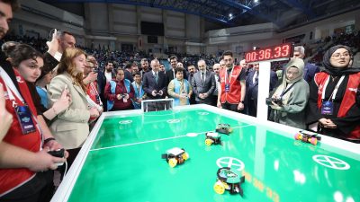 Kocaeli Büyükşehir Belediye Başkanı Tahir Büyükakın, KODELİG’26 Ulusal Robot Yarışması’nın