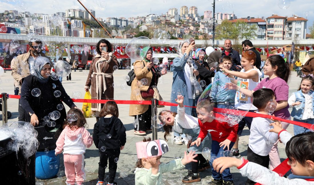 İzmit Milli İrade Meydanı’nda düzenlenen “Bi Dünya Eğlence” etkinlikleri hafta
