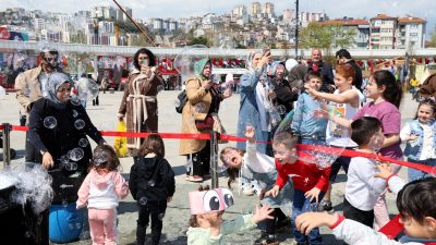 İzmit Milli İrade Meydanı’nda düzenlenen “Bi Dünya Eğlence” etkinlikleri hafta