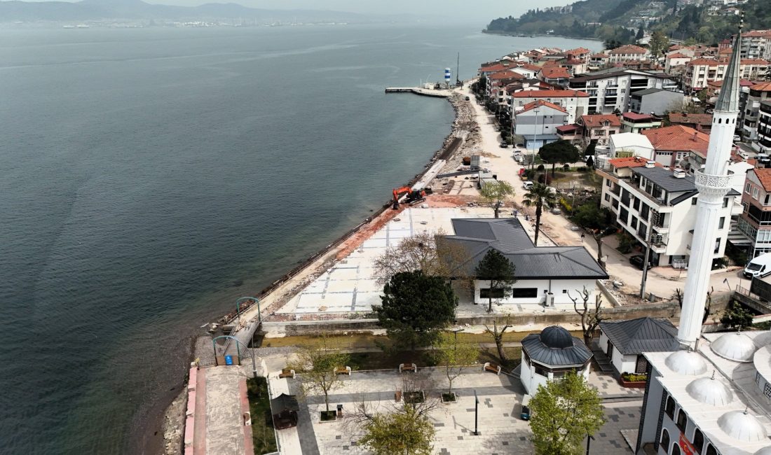 Kocaeli Büyükşehir Belediyesi, Gölcük Ulaşlı sahilini deniz taşkınlarından koruyacak çalışmalarda