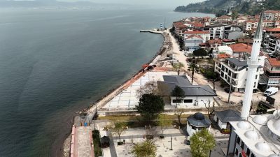 Kocaeli Büyükşehir Belediyesi, Gölcük Ulaşlı sahilini deniz taşkınlarından koruyacak çalışmalarda