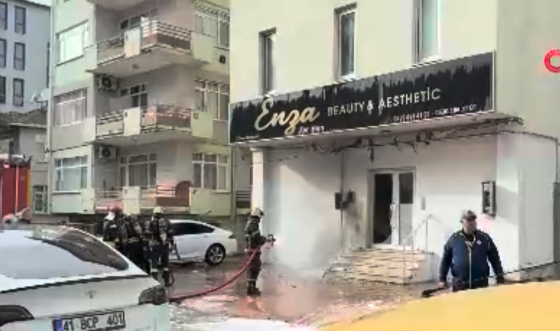 Kocaeli'nin İzmit ilçesinde altında güzellik merkezi bulunan binanın doğal gaz