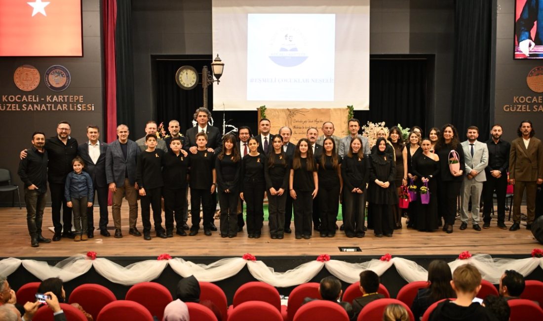 Eşme Ortaokulu öğrencileri, düzenledikleri "Dört Mevsim Şiir Gecesi" ile sanatı