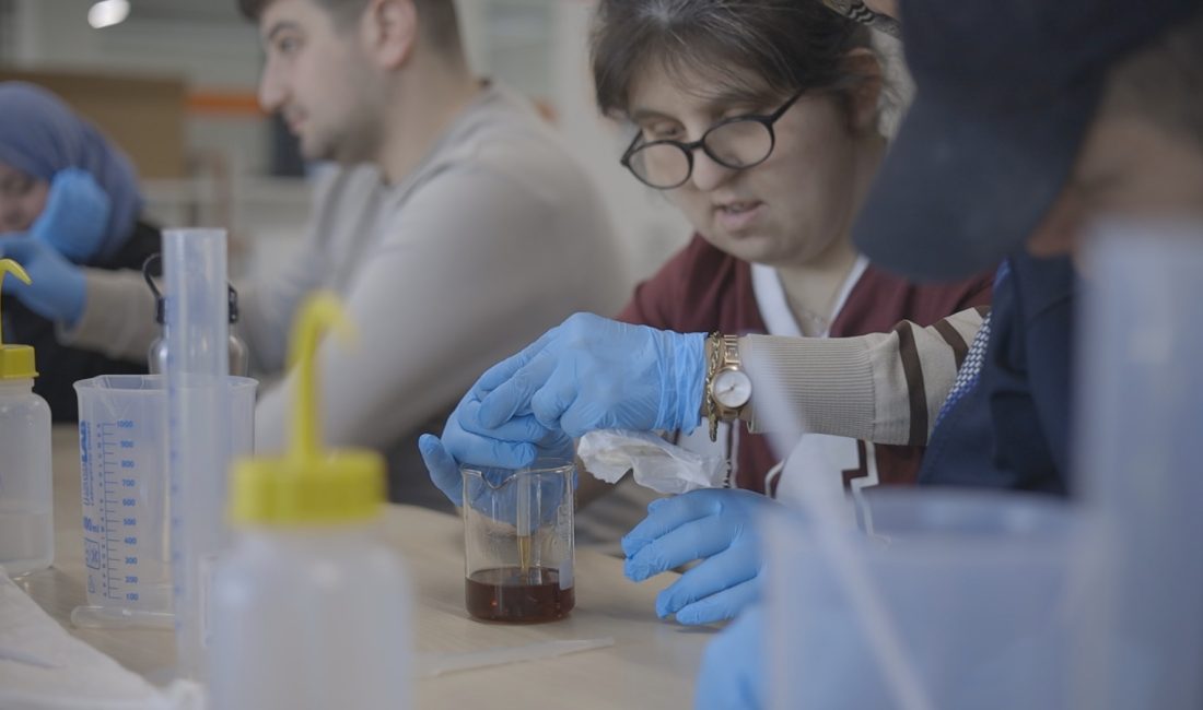 Kocaeli Büyükşehir Belediyesi bünyesinde hizmet veren Gonca Engelsiz Yaşam Merkezi,