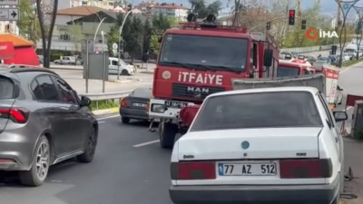 Kocaeli'nin İzmit ilçesinde santral rampasında freni tutmayan otomobil bariyerlere girdi.