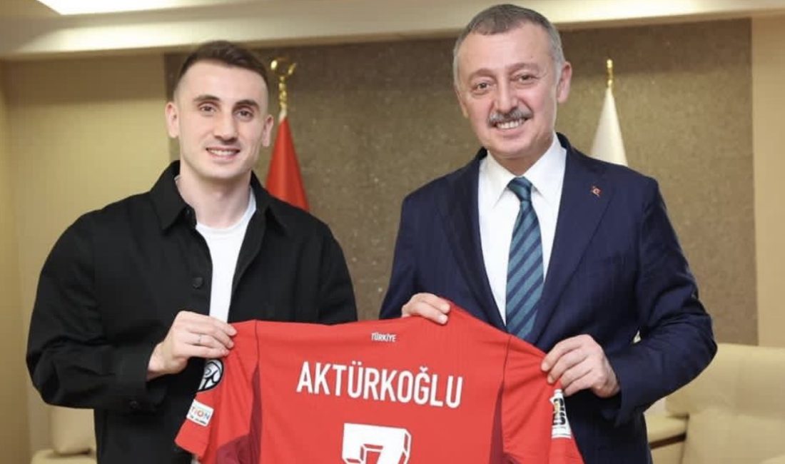 Kocaeli Büyükşehir Belediye Başkanı Tahir Büyükakın, milli futbolcu Kerem Aktürkoğlu’nu