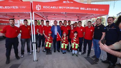 Kocaeli Büyükşehir Belediye Başkanı Tahir Büyükakın, Milli İrade Meydanı’nda kurulan