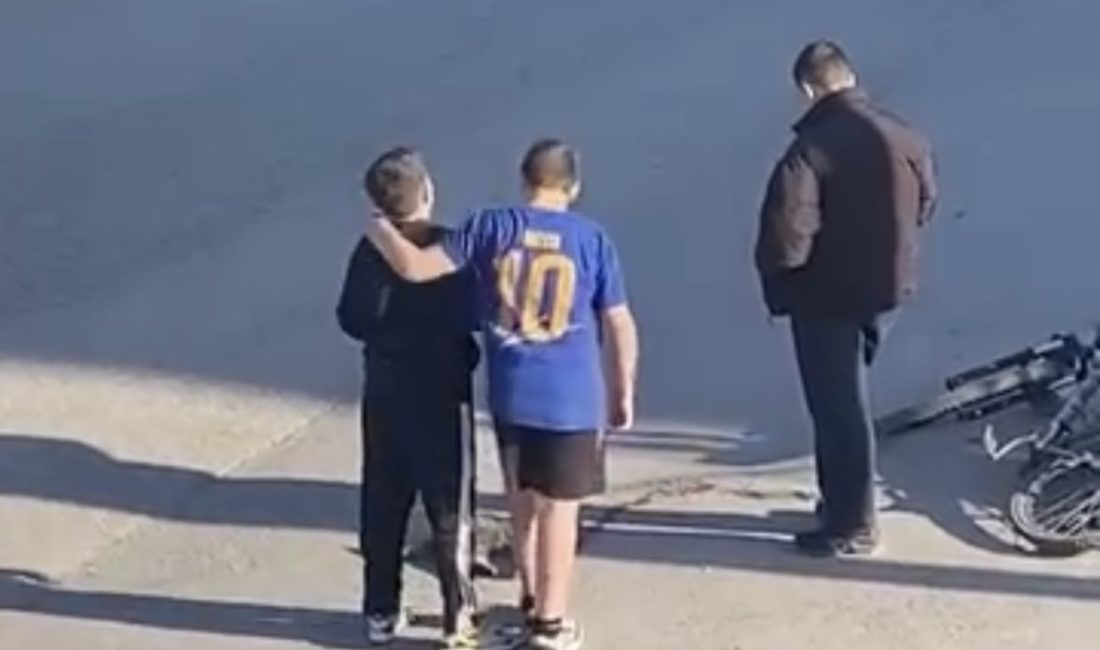 Kocaeli'nin Gölcük ilçesinde otomobilin çarpması sonucu yaralanan kediye mahalledeki çocuklar