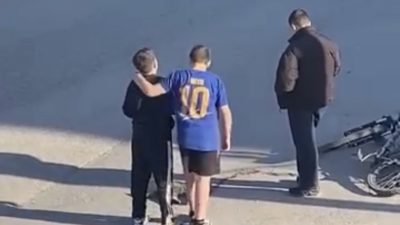 Kocaeli'nin Gölcük ilçesinde otomobilin çarpması sonucu yaralanan kediye mahalledeki çocuklar