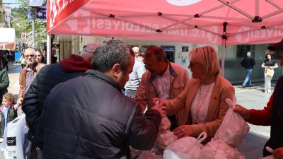 İzmit Belediyesi, kendi üretim tesisinde yetiştirdiği istiridye mantarlarını vatandaşlara ücretsiz