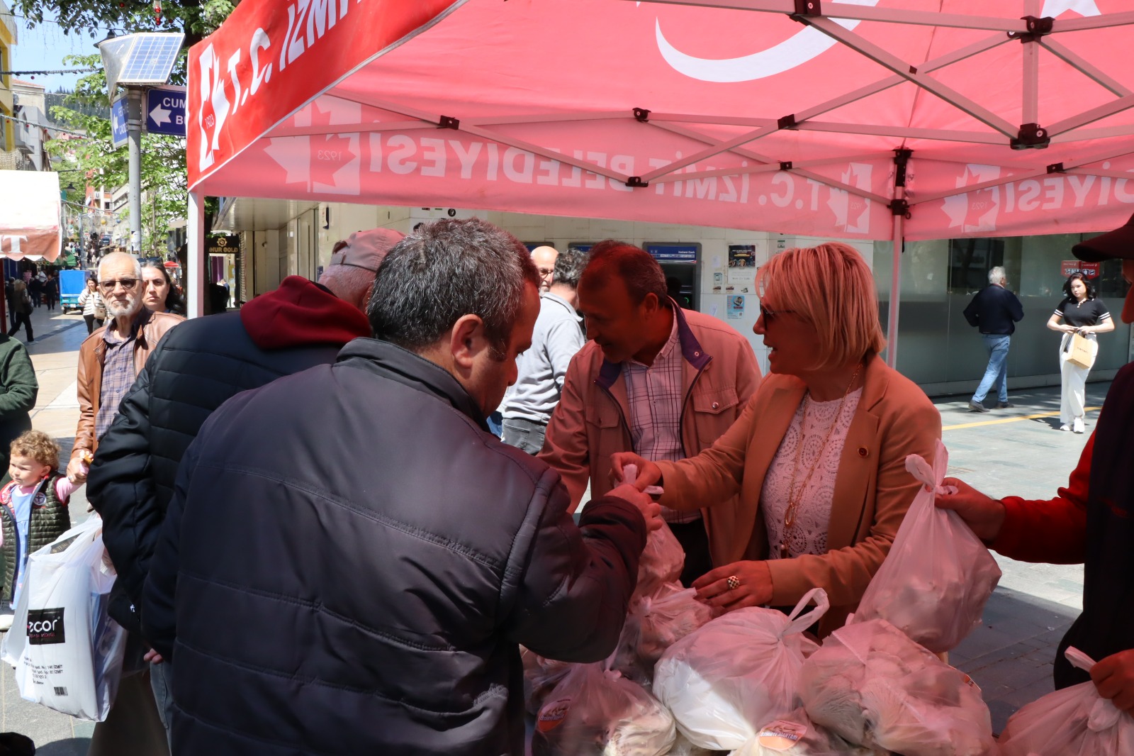 İzmit Belediyesi, kendi üretim tesisinde yetiştirdiği istiridye mantarlarını vatandaşlara ücretsiz