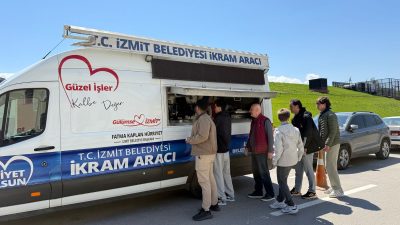 İzmit Belediyesi tarafından Cuma Namazı sonrasında vatandaşlara çorba ve kek