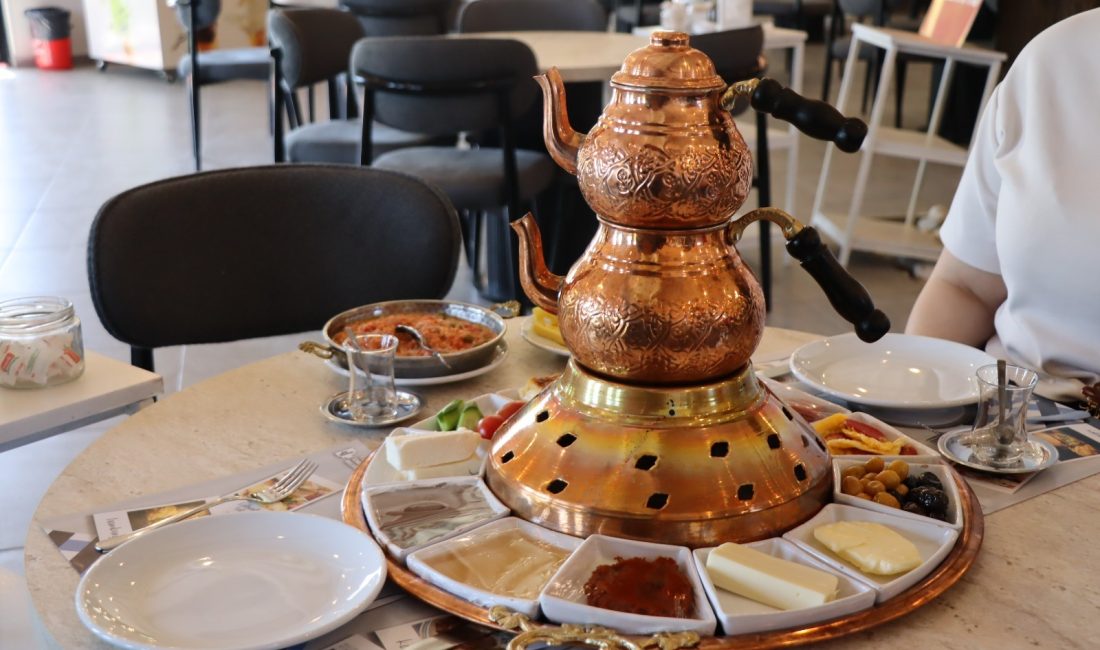 İzmit Belediyesinin Şehitlik Korusu içerisinde hizmet veren Gülümse Kahvaltı Evi,