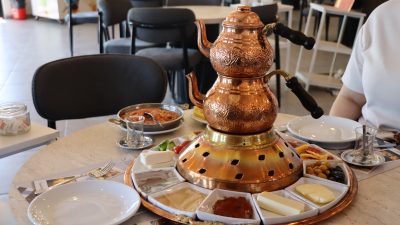 İzmit Belediyesinin Şehitlik Korusu içerisinde hizmet veren Gülümse Kahvaltı Evi,