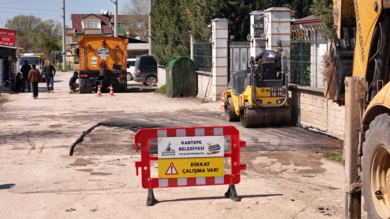 Kartepe Belediyesi ilçe genelinde yol düzenleme ve onarım çalışmalarına devam