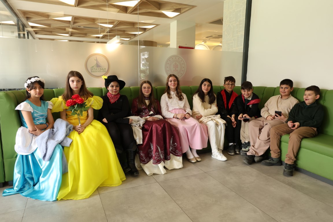 Kütüphane Haftası dolayısıyla Karatepe Ortaokulu öğrencileri Kartepe Kütüphanesi’ni ziyaret etti.