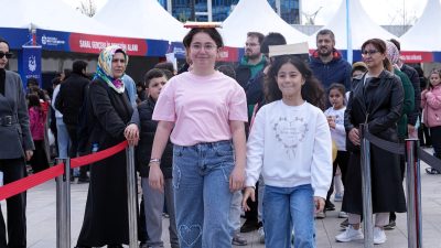 Kocaeli Büyükşehir Belediyesi’nin İzmit Milli İrade Meydanı’nda düzenlediği 23 Nisan