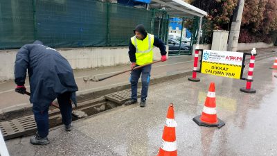 Kocaeli Büyükşehir Belediyesi ekipleri, kent genelinde etkisini gösteren yağışlarla birlikte