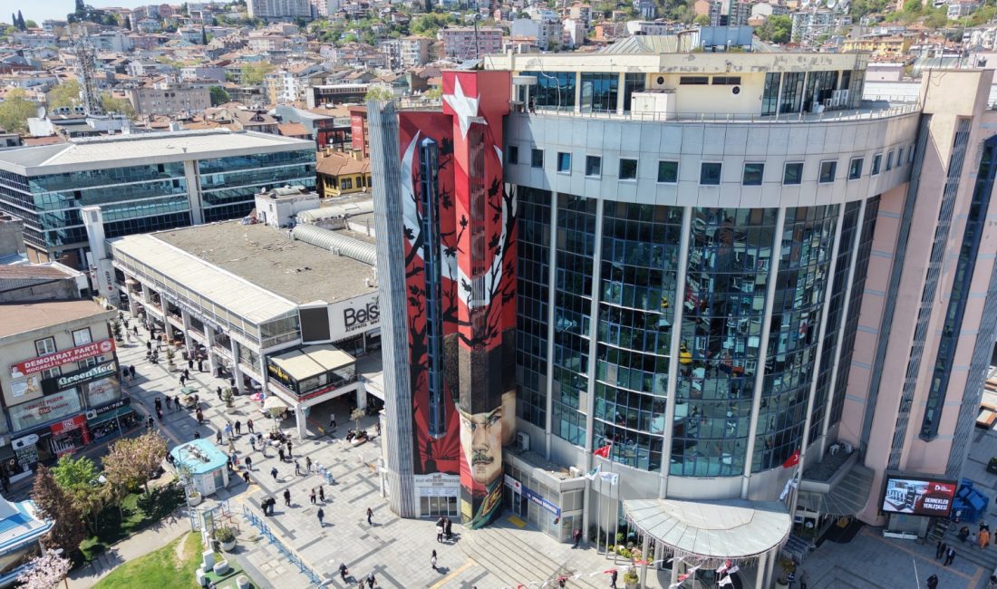İzmit’in simgesel noktalarından biri olan Belsa Plaza’daki 100. Yıl graffitisi,