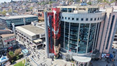 İzmit’in simgesel noktalarından biri olan Belsa Plaza’daki 100. Yıl graffitisi,