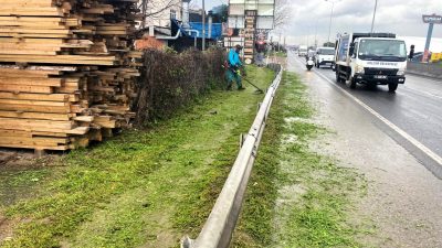 Kocaeli Büyükşehir Belediyesi, kent genelinde yol kenarları ve kaldırımlarda temizlik