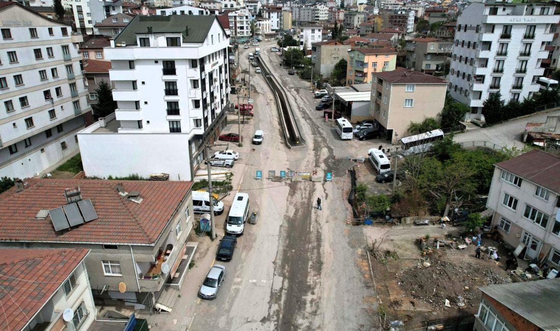 Büyükşehir Belediyesi tarafından Çayırova’nın önemli ulaşım akslarından Uğur Mumcu Caddesi’nde