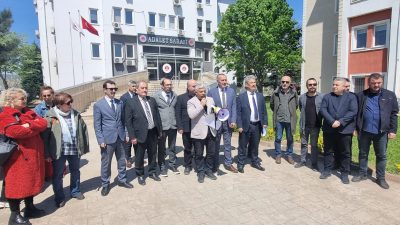 Kocaeli’de 23 Nisan töreninde bayrağa saygısızlık yapıldığı iddiası sendikalar tarafından