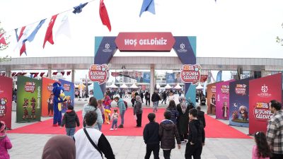 Kocaeli Büyükşehir Belediyesi’nin İzmit Milli İrade Meydanı’nda düzenlediği 23 Nisan