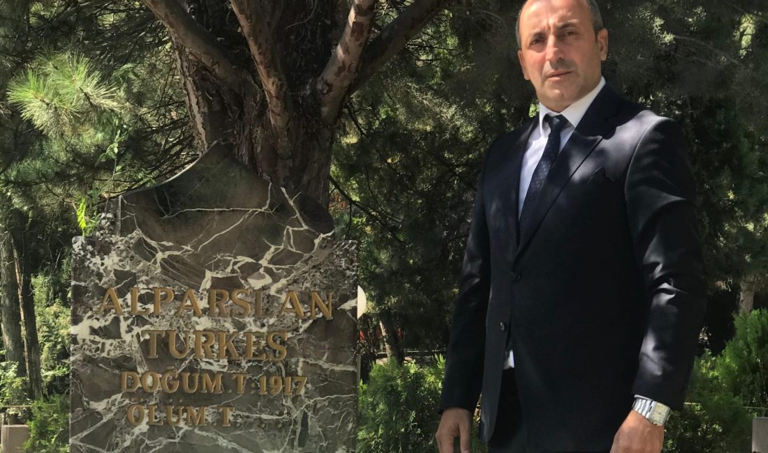 MHP İzmit İlçe Başkanı Mehmet İlker Kazan, Alparslan Türkeş’in vefatının