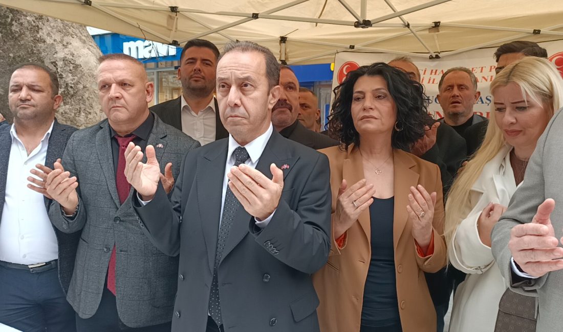 MHP İzmit İlçe Başkanlığı önünde düzenlenen programda Alparslan Türkeş, vefatının