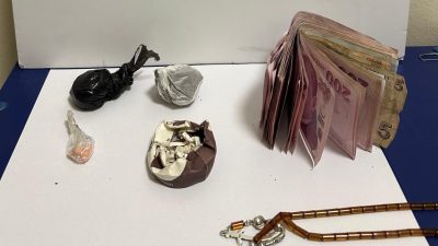 Kocaeli’de hakkında 18 yıl hapis cezası bulunan uyuşturucu hükümlüsü yakalanırken,