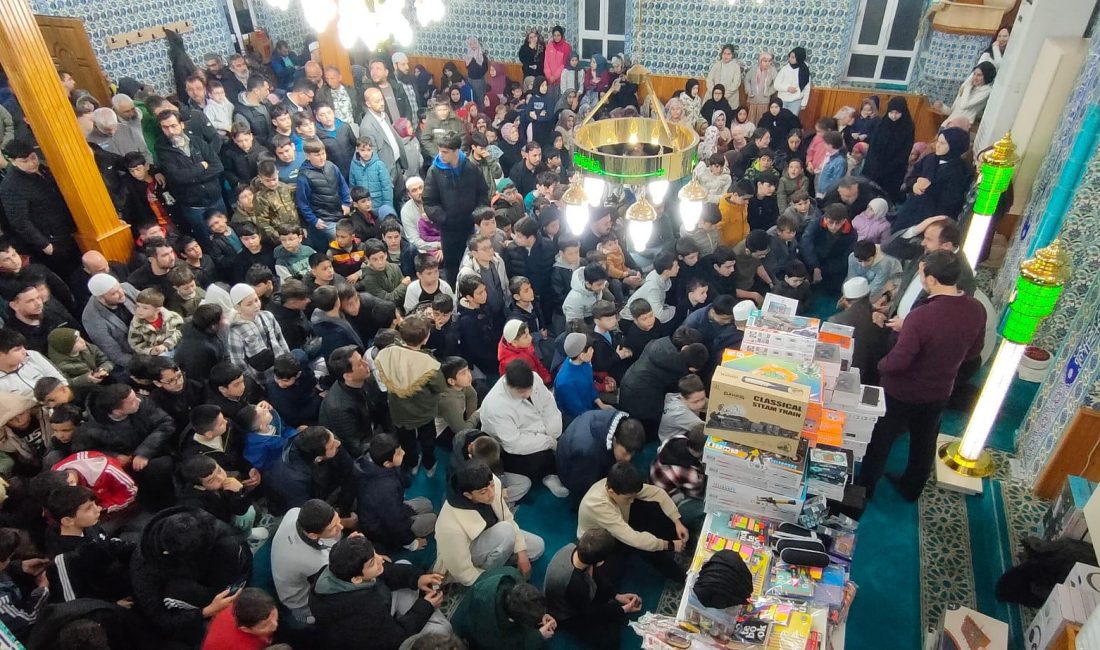 İzmit’te bulunan Tepeköy Mevlana Camii’nde düzenlenen çekilişli “Gençlerle Sabah Namazı”