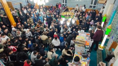 İzmit’te bulunan Tepeköy Mevlana Camii’nde düzenlenen çekilişli “Gençlerle Sabah Namazı”