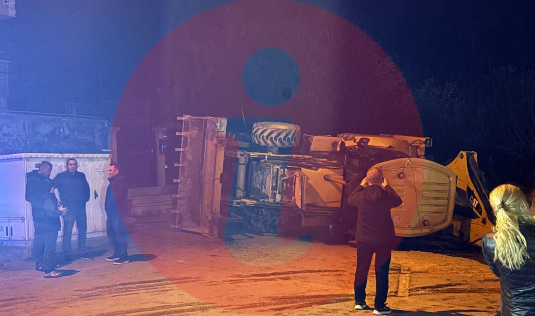 İzmit Şirintepe Mahallesi’nde altyapı çalışması sırasında park halindeki iş makinası