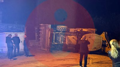 İzmit Şirintepe Mahallesi’nde altyapı çalışması sırasında park halindeki iş makinası