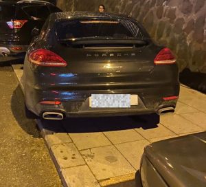 İzmit Kozluk Mahallesi’nde araçların kaldırıma park edilmesi yayaların geçişini zorlaştırırken