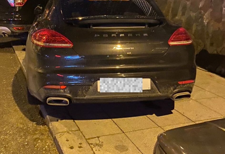 İzmit Kozluk Mahallesi’nde araçların kaldırıma park edilmesi yayaların geçişini zorlaştırırken