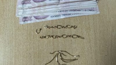 İzmit Kuyumcular Çarşısı’nda sahte altın bozdurarak dolandırıcılık yapan şüpheli, polis