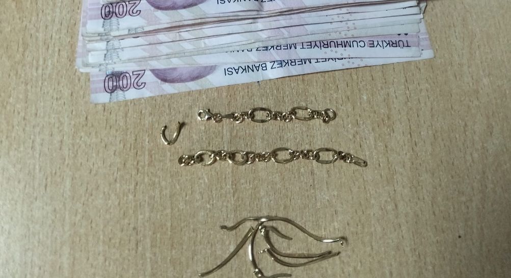 İzmit Kuyumcular Çarşısı’nda sahte altın bozdurarak dolandırıcılık yapan şüpheli, polis