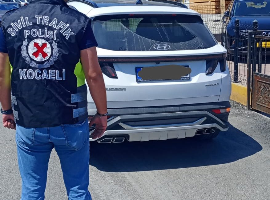 Kocaeli’de refüjü aşarak trafikte tehlike oluşturan sürücüye ceza kesildi. Emniyet,