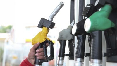 Petrol fiyatlarındaki düşüş sonrası motorine 2.33 TL indirim yapıldı. Beklentilerin