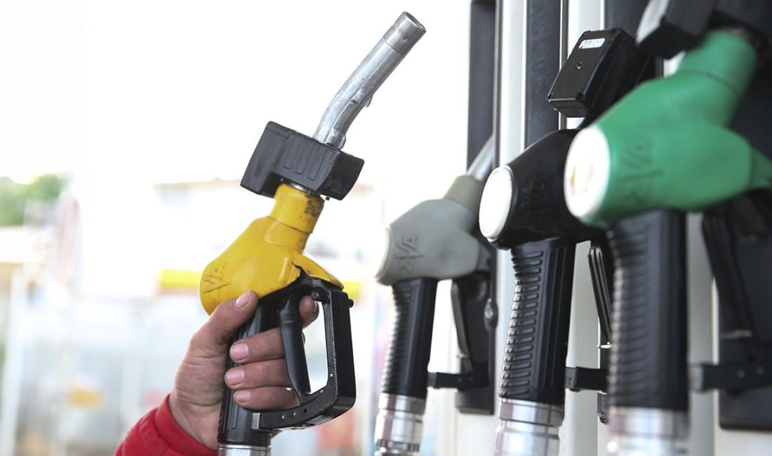 Petrol fiyatlarındaki yükseliş ve dövizdeki artış nedeniyle motorine pazar gecesinden