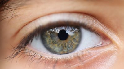 Göz Hastalıkları Uzmanı Op. Dr. Mehmet Mercan, görme kusurlarının tedavisinde