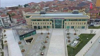 Karamürsel Belediyesi, biri şantiye alanı diğeri dondurma büfesi olmak üzere