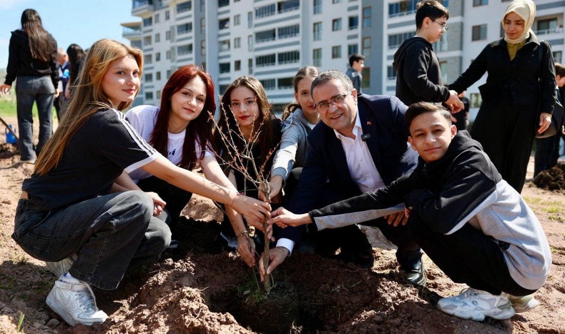 Derince Belediyesi’nin Yenikent Anadolu Lisesi öğrencilerinin katılımıyla düzenlediği programda fidanlar