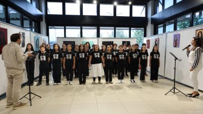 Kartepe Belediyesi Sanat Evi’nde, Hasanpaşa Ortaokulu öğrencileri tarafından hazırlanan “Barış