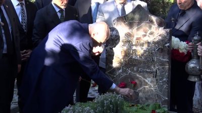 Milliyetçi Hareket Parti (MHP) Genel Başkanı Devlet Bahçeli, Bayram namazı