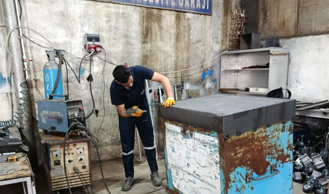 Gölcük Belediyesi, zaman içinde eskiyen ve yıpranan çöp konteynerlerini geri