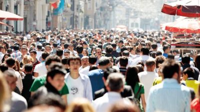 Türkiye'de 2008 yılında 4 kişi olan ortalama hanehalkı büyüklüğünün, azalma